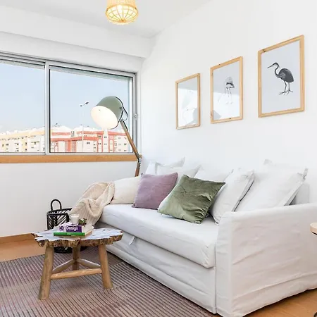 Stylish 1bed Apt Near Laranjeiras 4 Mins To Metro Lisboa
